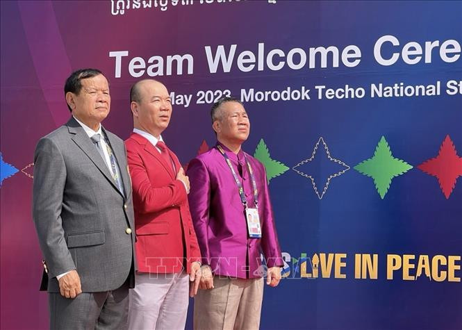 Phó Trưởng đoàn thể thao Việt Nam Hoàng Quốc Vinh (giữa) cùng đại diện Ban tổ chức SEA Games 32 tại Lễ thượng cờ. Ảnh: Hoàng Minh/Pv TTXVN tại Campuchia.