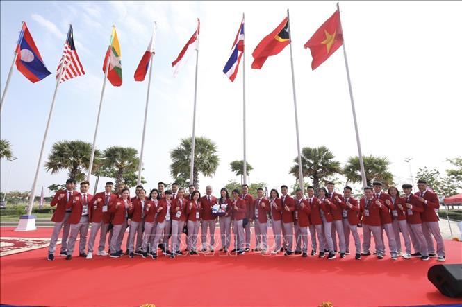 Các thành viên Đoàn thể thao Việt Nam tham dự Lễ thượng cờ SEA Games 32. Ảnh: Minh Quyết/TTXVN.