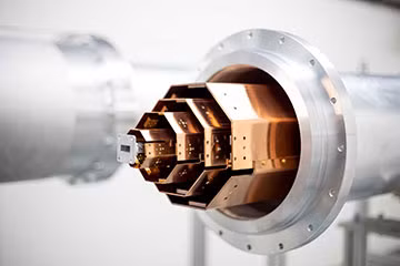 Thí nghiệm trên không chỉ chạy thử nghiệm Bell ở khoảng cách xa hơn so với thử nghiệm trước đây mà còn chạy nó bằng cách sử dụng các mạch siêu dẫn - thứ được cho là sẽ đóng một vai trò quan trọng trong sự phát triển của máy tính lượng tử.