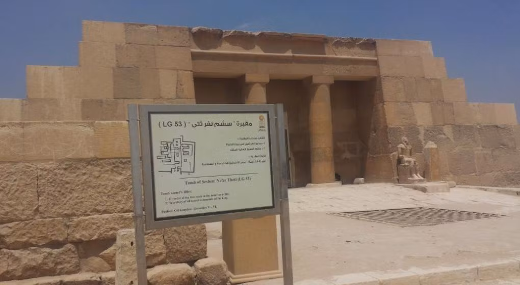 Trong đó, tại khu vực gần Đại kim tự tháp Giza, các nhà khảo cổ đã tìm thấy một số ngôi mộ có niên đại khoảng 4.500 tuổi.