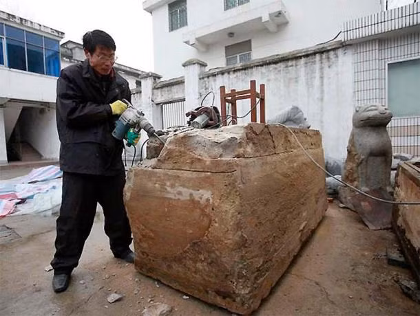 Theo các chuyên gia khảo cổ, ngôi mộ nằm cách mặt đất khoảng 6m. Họ phát hiện quan tài trong mộ cổ gồm 3 lớp. Khi mở lớp quan tài trong cùng, nhóm chuyên gia vô cùng bất ngờ khi nhìn thấy bên trong là một thi hài vẹn nguyên được bao quanh bởi nhiều lớp vải lụa và vải lanh.