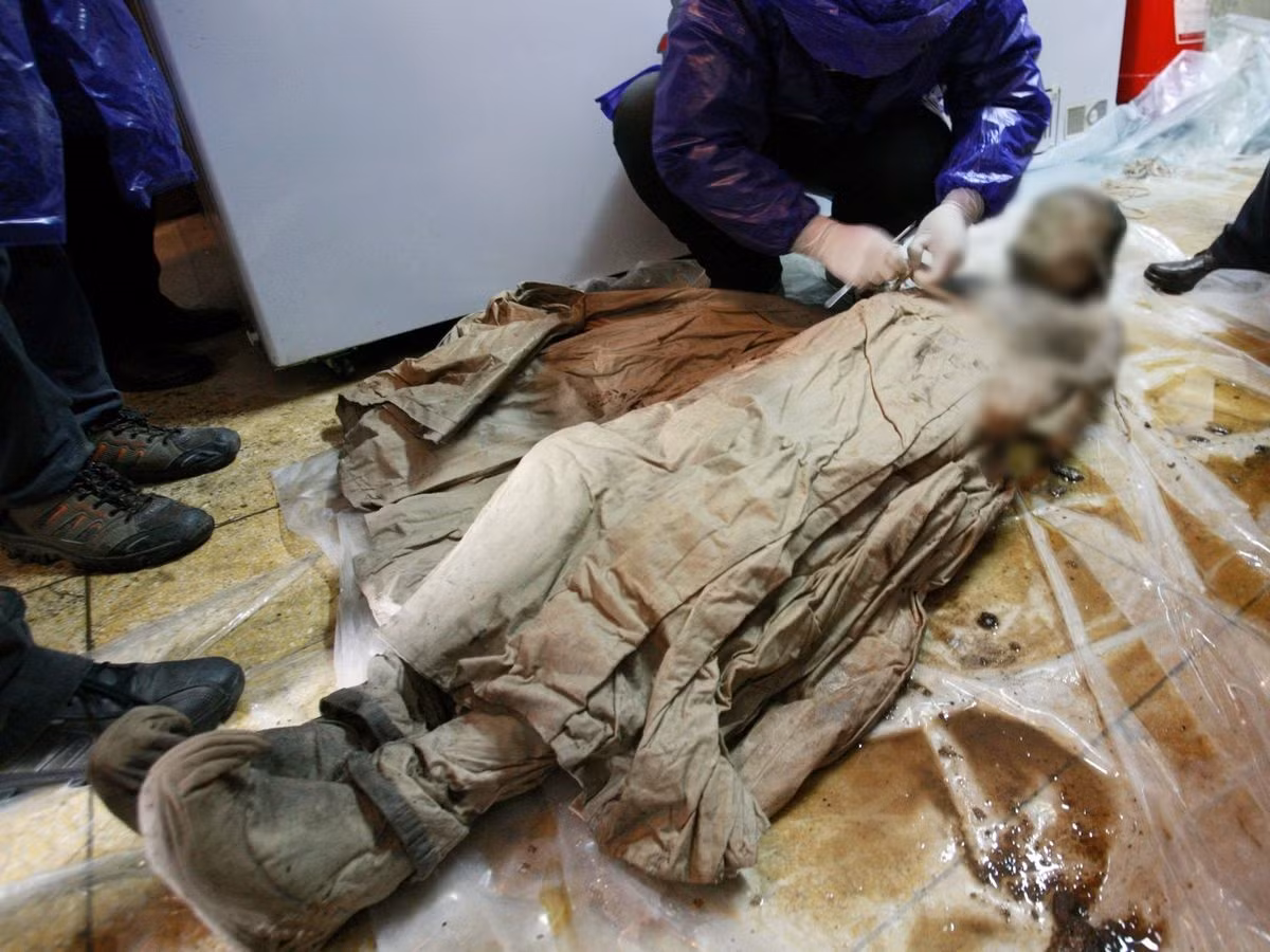 Người phụ nữ thời nhà Minh này cao khoảng 1,5m. Bà mặc trang phục làm từ sợi bông và đeo một số trang sức như nhẫn, vòng cổ...