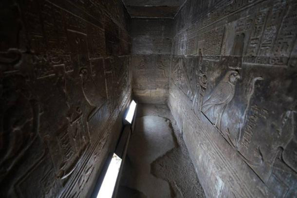 Trong bức phù điêu, hình ảnh thần rắn Harsomtus xuất hiện bên cạnh một vật thể khá lớn. Vật thể này được gọi là "bóng đèn Dendera".