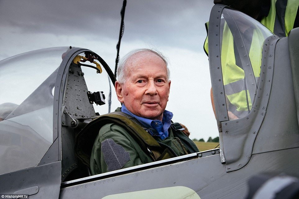 Đên ngày 6/1/1943, phi công Hugo được biên chế về làm phi công tiêm kích Fw-190 thuộc Phi đội 6, Phi đoàn Tiêm kích 54 (JG-54). Sau đó, ông tham gia chiến đấu trên bầu trời vòng cung Kursk, Oryol, Dniepr, Kiev, Zhytomyr.