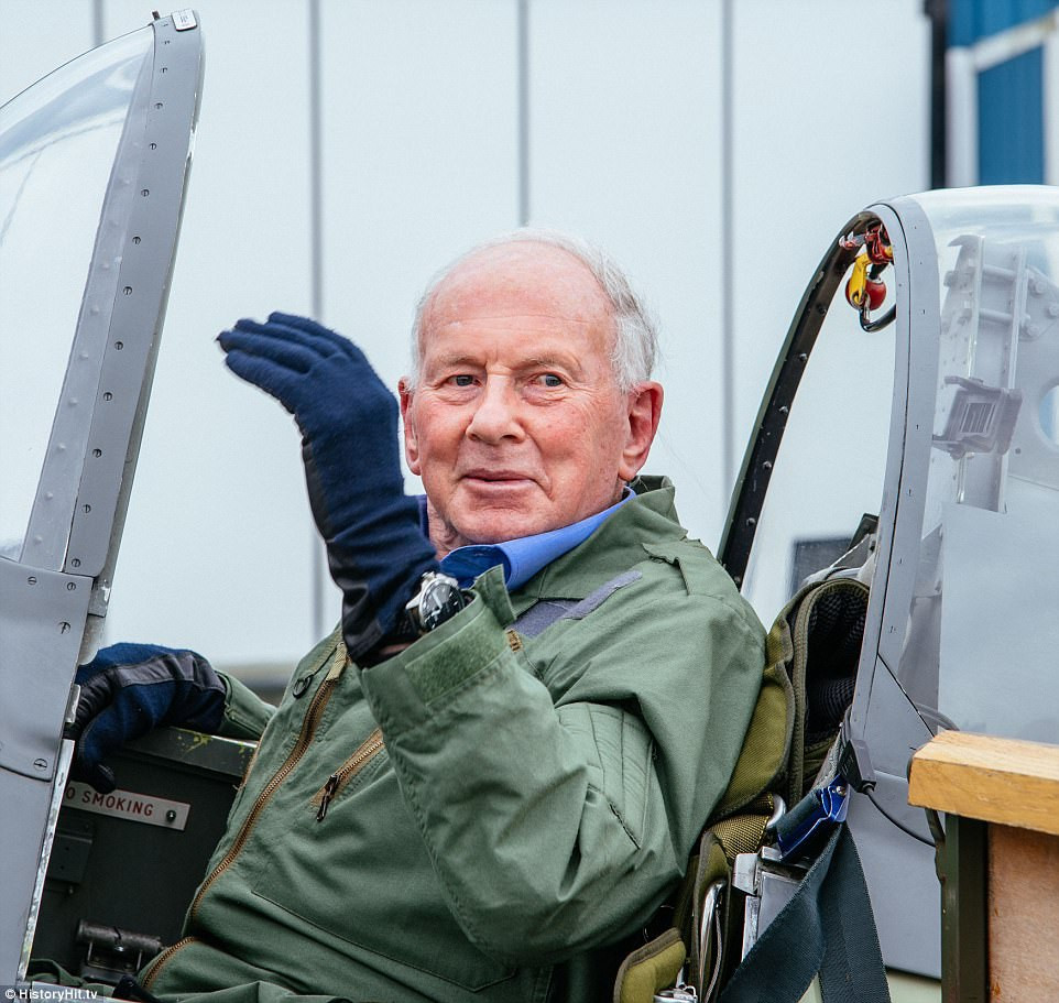 Trong đó, vào này 20/04/1945, khi cuộc chiến bước vào những ngày cuối cùng, phi công Hugo được thăng phong quân hàm Thiếu uý.