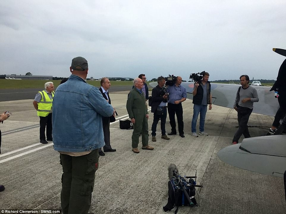 Sau khi biết Đức quốc xã đã đi đến hồi kết, ngày 8/5/1945, phi công Hugo lái máy bay tới Flensburg và đầu hàng lực lượng Anh.