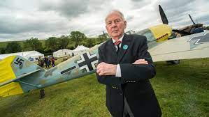 Phi công Hugo nhập ngũ vào năm 1940. Trong thời gia từ tháng 1/1940 - 11/1942, ông được huấn luyện tại các trung tâm đào tạo phi công của Không quân Đức quốc xã (Luftwaffe) tại các địa điểm: Marienbad, Karlsbad, Vilseck, Kamenz và cuối cùng là ở Zerbst.