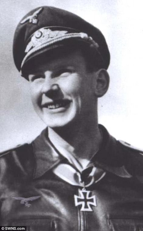 Phi công Hugo lập được chiến công đầu tiên vào ngày 13/3/1943 khi bắn rơi một máy bay của Liên Xô. Từ đó cho đến khi Thế chiến 2 kết thúc, phi công người Đức này đã xuất kích 324 lần, bắn rơi 81 máy bay Liên Xô.