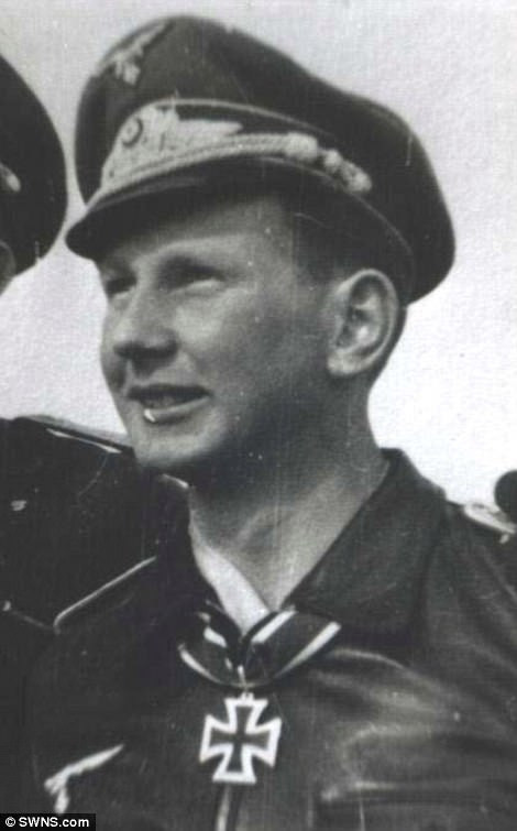 Với thành tích này, phi công Hugo được Không quân Đức quốc xã trao tặng nhiều huân huy chương như: Huân chương Thập tự Sắt hạng II, Huân chương Thập tự Đức hạng Vàng... Đồng thời, ông cũng nhiều lần được thăng chức.