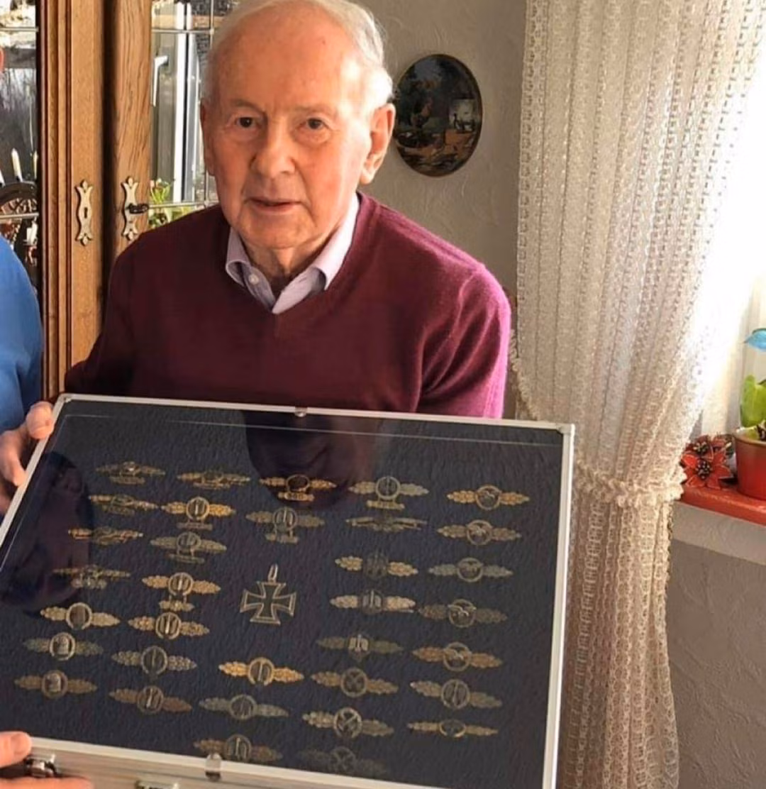 Từ tháng 12/1942 tới tháng đầu tháng 1/1943, ông Hugo có 3 tuần làm phi công dự bị thuộc Phi đội 1 Không quân Dự bị ở Bussac, Pháp.