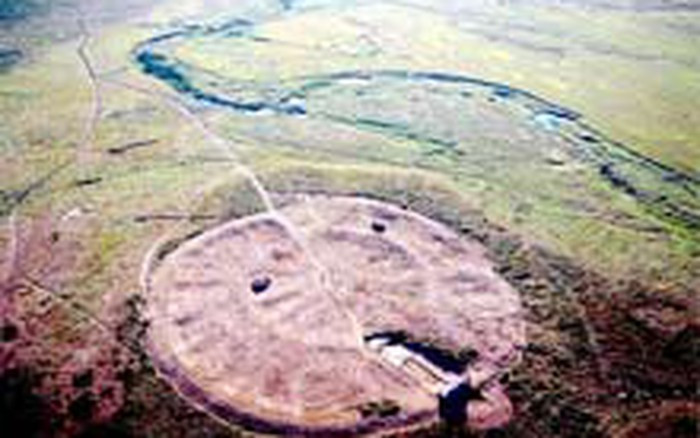 Đặc biệt, các chuyên gia phát hiện một số ngôi mộ cổ ở Arkraim. Theo đó, họ đã tìm thấy một bộ hài cốt có hộp sọ kéo dài có hình dáng gần giống như quả trứng.