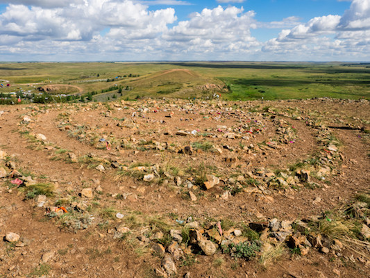 Một giả thuyết cho rằng, người dân Arkaim thực hiện tập tục bó đầu để bắt chước hình dáng đầu của những người ngoài hành tinh từng ghé thăm Trái đất. Tuy nhiên, giả thuyết này không có bằng chứng khoa học giúp chứng minh đó là sự thật.