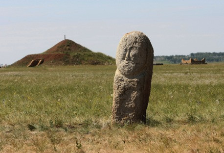 Những ngôi nhà hình chữ nhật nằm bên trong các bức tường đá. Tại Arkraim, các nhà khảo cổ còn tìm thấy hệ thống nước, mỏ, đồ kim loại, đồ gốm, tàn tích các khu vực nghi lễ...