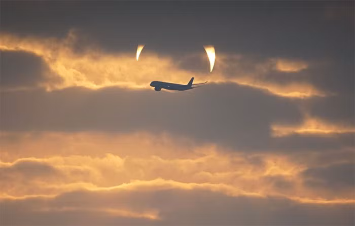 Các nhà khoa học tại NASA lý giải hiện tượng Fata Morgana xảy ra khi các tia sáng bị bẻ cong lúc chúng đi qua các lớp không khí với nhiệt độ khác nhau.