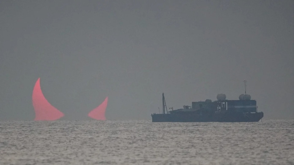 Trong chuyến du lịch đến Al Wakrah, Qatar vào ngày 26/12/2019, nhiếp ảnh gia Elias Chasiotis đã chụp được bức ảnh "sừng quỷ" nổi trên biển. Sau khi công bố, bức ảnh nhanh chóng nhận được sự quan tâm lớn của công chúng.