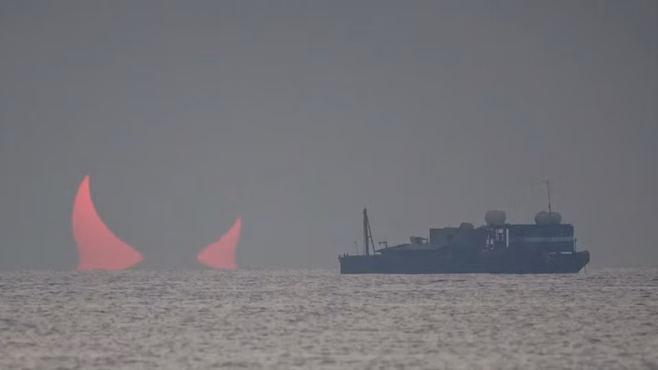 Trong chuyến du lịch đến Al Wakrah, Qatar vào ngày 26/12/2019, nhiếp ảnh gia Elias Chasiotis đã chụp được bức ảnh "sừng quỷ" nổi trên biển. Sau khi công bố, bức ảnh nhanh chóng nhận được sự quan tâm lớn của công chúng.