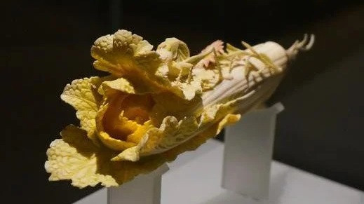 Vì tò mò nên ông Hồ mang "cây củ cải và cải thảo" về nhà. Khi kiểm tra kỹ, ông nhận thấy đó là những bức tượng tạc hình củ cải và cải thảo trông giống như thật. Ông Hồ đặt "cây củ cải và cải thảo" lên trên bàn trà để làm đồ trang trí cho phòng khách.