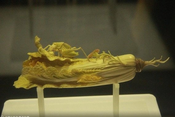 Vào năm 1995, một nông dân họ Hồ sống ở Mỗ thôn, Thương Khâu, thuộc tỉnh Hà Nam, Trung Quốc đi cuốc đất thì vô tình đào được một "củ cải". Ông đào tiếp thì tìm thấy thêm một " cây củ cải". Điều này khiến ông ngạc nhiên và khó hiểu khi chúng là những cây rau củ thường thấy nhưng lại được chôn sâu trong đất.