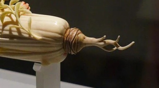 Theo kiểm tra của các chuyên gia, "cây cải thảo" và "củ cải" được chế tác từ ngà voi. Chúng được các nghệ nhân tạo ra từ thời hoàng đế Càn Long. Vào thời kỳ đó, kỹ thuật chạm khắc và nhuộm ngà voi rất phổ biến. Vậy nên, thợ thủ công đã chế tác "cây cải thảo" và "củ cải" sống động như thật.