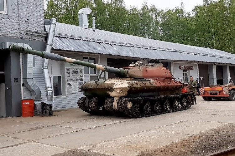 Đến năm 1959, nhóm kỹ sư do ông Troyanov dẫn đầu đã hoàn thành việc chế tạo 3 nguyên mẫu với tên gọi là Obiekt 279 và bước sang giai đoạn thử nghiệm. Mẫu xe tăng Obiekt 279 được lắp ráp từ 4 phần đúc và được bọc một lớp giáp bằng vật liệu thép tổng hợp với phía trước và bên hông tháp pháo dày lần lượt là 319 mm và 217 mm.