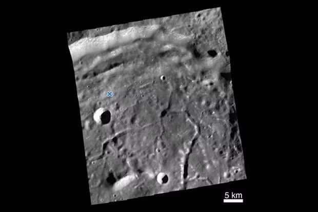 Trong các bức ảnh do NASA mới công bố, bề mặt Mặt trăng có ít nhất 4 vật thể được cho là các phần của tàu đổ bộ Hakuto-R.