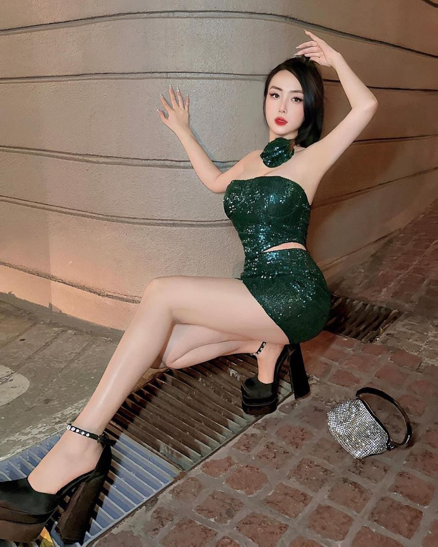 Trang phục có chất liệu ánh kim đa dạng về màu sắc, mang tới nhiều lựa chọn cho các tín đồ thời trang. Đồng thời khi lên đồ với chất liệu này, người mặc có thể tiết chế phần chọn phụ kiện bởi sự tỏa sáng mà trang phục mang lại.