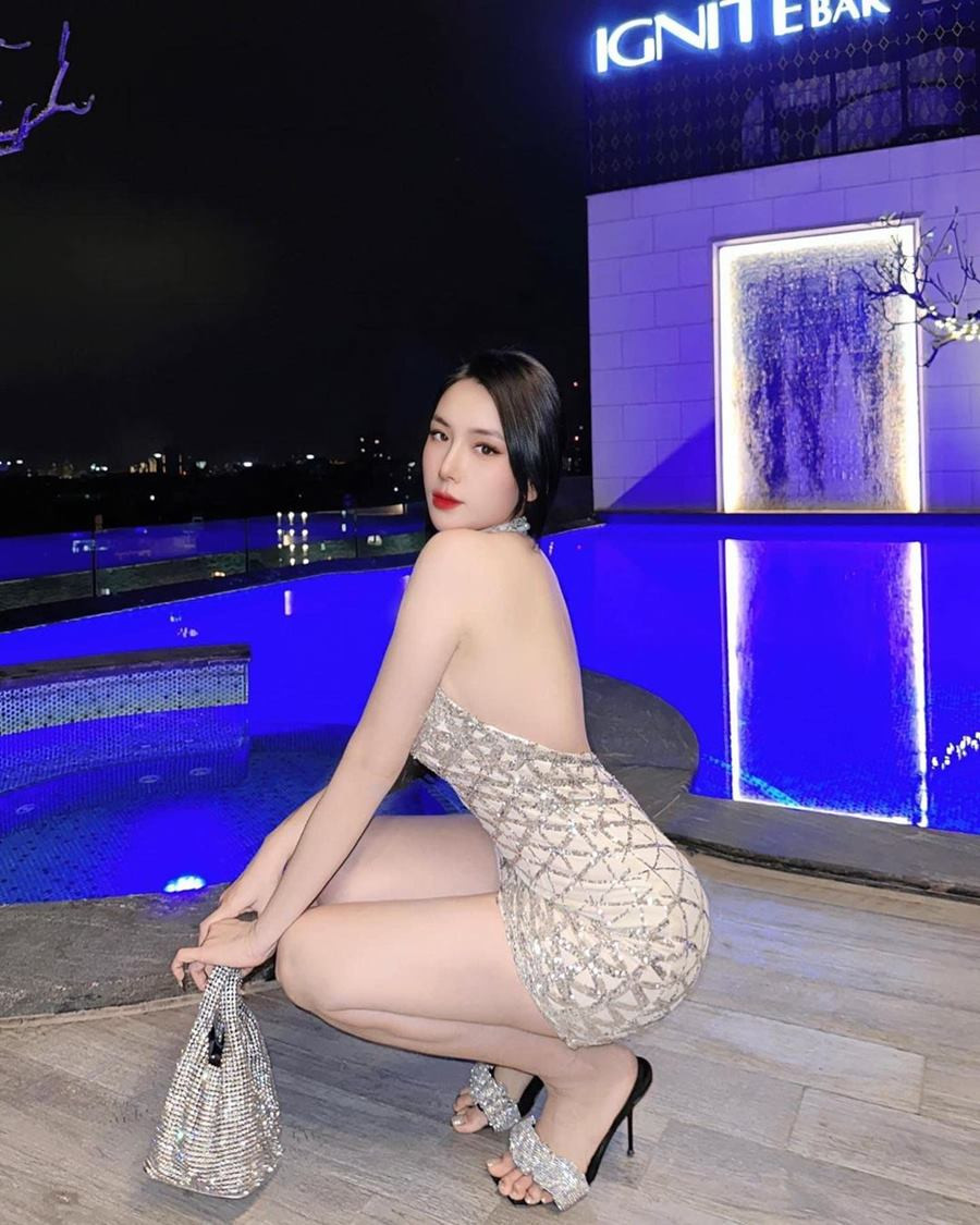 Thảo Bebe nổi bật trong đêm với outfit lung linh như ngàn vì sao. Với những cô nàng yêu thích phong cách tối giản nhưng vẫn muốn nổi bật trước đám đông, có thể lựa chọn cách phối như Thảo Bebe.