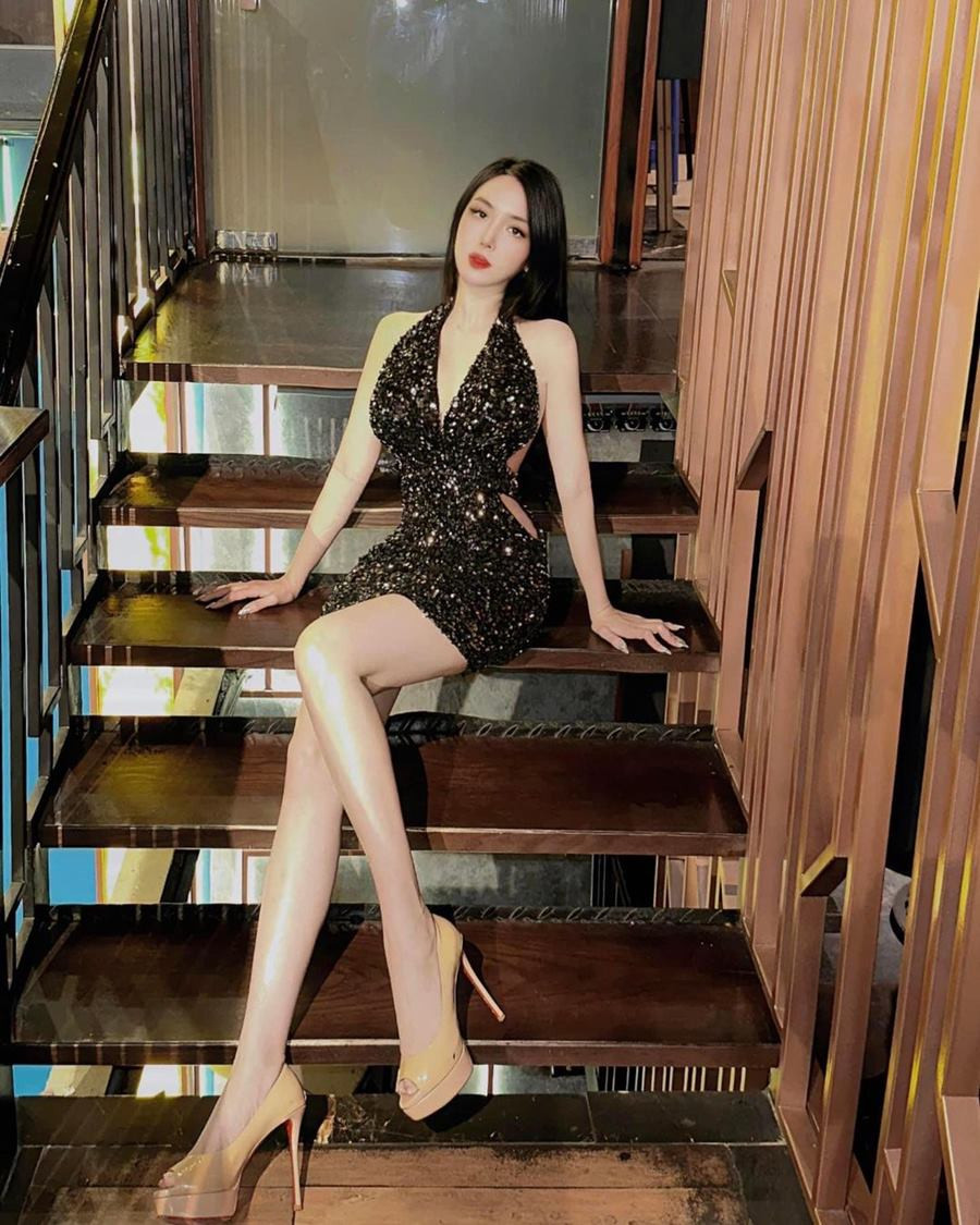 Chỉ với một phom váy ngắn, nhưng những chi tiết cut out để tạo hiệu ứng cũng đủ giúp các cô gái thêm phần nóng bỏng. Thảo Bebe có bộ sưu tập váy ánh kim đa dạng từ kiểu dáng tới sắc màu. Với trang phục này, bạn có thể chọn đi giày ánh kim đồng điệu với trang phục hoặc giày màu nude để kéo dài đôi chân.