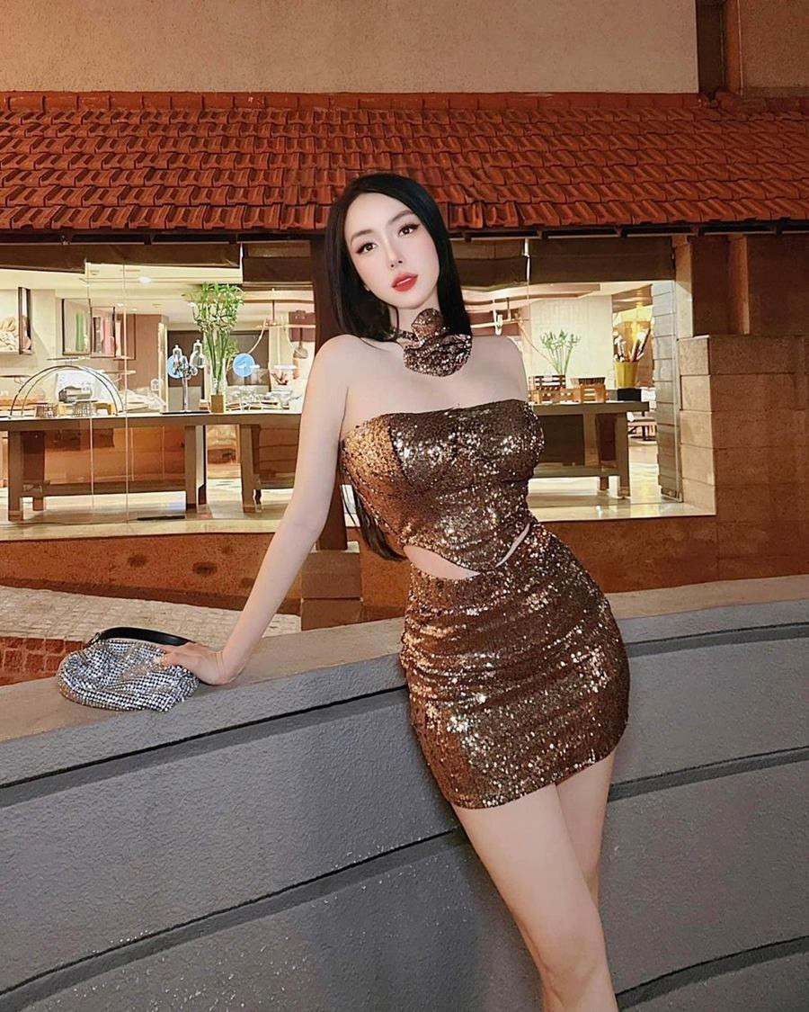 Công thức lên đồ của cô đơn giản nhưng đạt được các tiêu chí như tôn đường cong, trẻ trung nhưng vẫn thoải mái khi vận động. Để tăng thêm độ bắt mắt, những chiếc áo hay váy xẻ ngực sâu được Thảo Bebe phối kết hợp cùng chân váy, có màu sắc hài hòa.