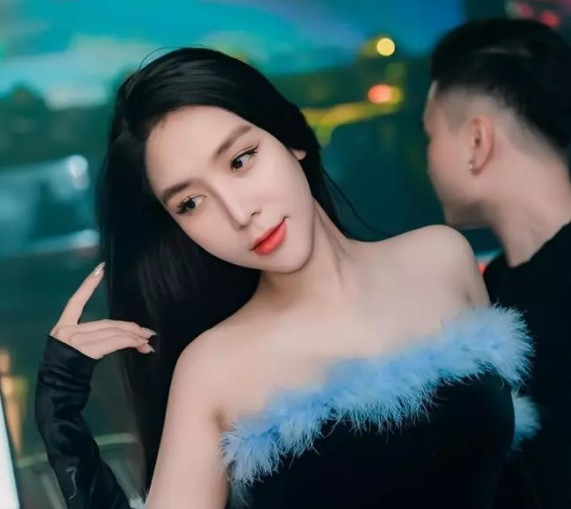  Thảo Bebe (tên thật: Nguyễn Thanh Thảo) là một trong những DJ Hà thành nổi tiếng với nhan sắc xinh đẹp cùng khả năng chơi nhạc ấn tượng. Cô còn từng theo học Học viện Múa quốc gia Việt Nam. Năm 2018, người đẹp sinh năm 1992 kết hôn với nam ca sỹ Khắc Việt. Dù trải qua sinh nở cô vẫn duy trì được hình thể ấn tượng, ngày càng nhuận sắc.