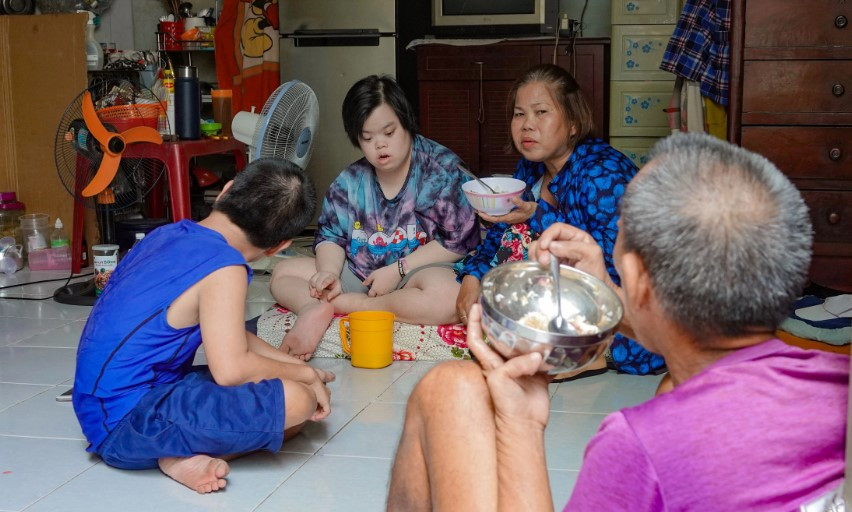 Mẹ 60 tuổi nuôi các con bại não, bệnh Down: “Con mình, sao bỏ được!“ Me 60 tuoi nuoi cac con bai nao, benh Down: “Con minh, sao bo duoc!“