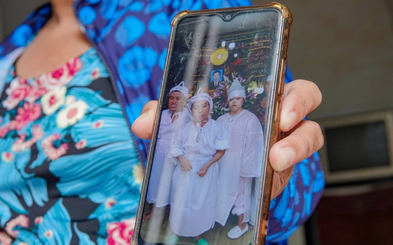 Mẹ 60 tuổi nuôi các con bại não, bệnh Down: “Con mình, sao bỏ được!“ - Hình 4 Me 60 tuoi nuoi cac con bai nao, benh Down: “Con minh, sao bo duoc!“-Hinh-4