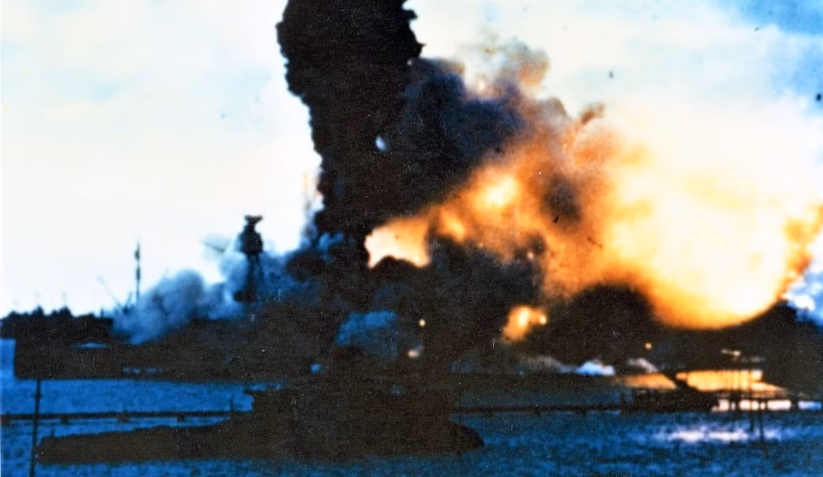 Cuộc tấn công Trân Châu Cảng được Nhật Bản tiến hành làm 2 đợt tấn công. Sau gần 2 giờ đồng hồ, lực lượng Nhật Bản đã khiến 20 tàu chiến Mỹ bị chìm hoặc hư hại, hơn 300 máy bay bị phá hủy và 2.403 binh sĩ, dân thường thiệt mạng. Số người bị thương lên đến hơn 1.100 người.