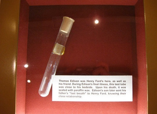 Khi thiên tài Edison hấp hối trên giường bệnh ngày 18/10/1931, bác sĩ đã thu lại hơi thở cuối cùng của ông bằng một ống nghiệm có nút đậy ngay bên cạnh.