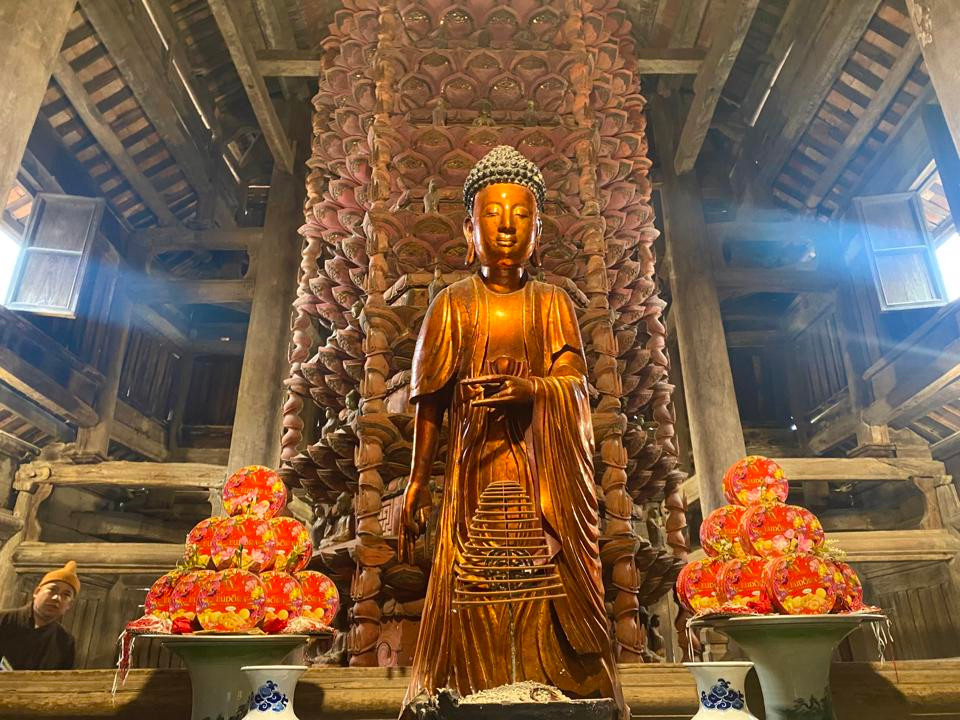 Cửu phẩm Liên Hoa trong chùa Giám được công nhận là Bảo vật Quốc gia năm 2015. Đây là tòa tháp bằng gỗ khoảng 300 tuổi, cao 4,44m với 9 tầng và mỗi tầng có 5 lớp cánh hoa sen. Ảnh: Kinh tế &amp; Đô thị.