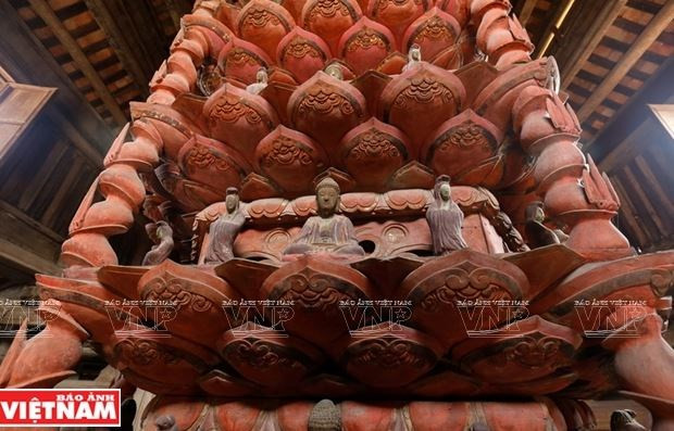 Tổng cộng tòa Cửu phẩm Liên Hoa có 145 pho tượng Phật, nặng khoảng 4 tấn. Điều thú vị là dù có trọng lượng lớn như vậy nhưng chỉ cần dùng tay đẩy nhẹ, cả tòa Cửu phẩm Liên Hoa có thể từ từ quay vòng tròn. Ảnh: Báo ảnh Việt Nam.