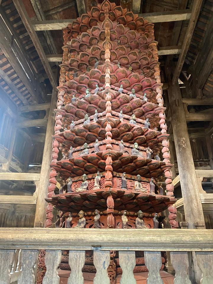 Chín tầng đài sen của Cửu phẩm Liên Hoa tượng trưng cho 9 cấp tu hành chính quả của Phật giáo. Cửu Phẩm Liên Hoa tương đương "Tam phẩm vãng sinh " với 9 phẩm gồm: Thượng phẩm vãng sinh có: Thượng phẩm thương sinh, Thương phẩm trung sinh và Thượng phẩm hạ sinh; Trung phẩm vãng sinh có: Trung phẩm thượng sinh, Trung phẩm trung sinh và Trung phẩm hạ sinh; Vụ phẩm vãng sinh cả: Hạ phẩm thượng sinh, Hạ phẩm trung sinh và Hạ phẩm hạ sinh. Đó là 9 tầng bậc của cảnh giới Tây Phương Cực Lạc mà con người khi qua đời sẽ về đó. Ảnh: Kinh tế &amp; Đô thị.