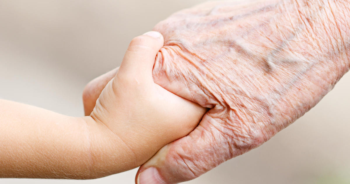 Ngoài thay máu, bác sĩ Christoph Hufeland ở Đức gây xôn xao dư luận khi nói rằng nằm cạnh trinh nữ mà không quan hệ tình dục sẽ giúp trẻ mãi không già.