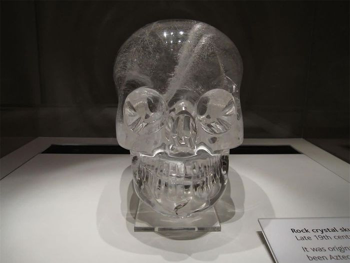 Trong thế kỷ 20, một bí ẩn lớn "đánh đố" giới khoa học là việc tìm thấy hàng chục hộp sọ bằng pha lê tại nhiều địa điểm trên thế giới. Trong đó, nhà khảo cổ học nổi tiếng người Anh F. Albert Mitchell-Hedges là người tìm thấy hộp sọ bằng pha lê đầu tiên tại Trung Mỹ năm 1927.