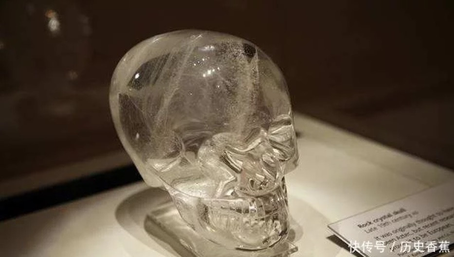 Điều khiến các chuyên gia bất ngờ là những hộp sọ người làm bằng thạch anh (một dạng pha lê trong suốt) được đánh bóng hoàn hảo và có kích thước y tương đương của con người.