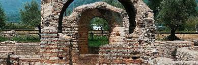 Privernum là thành phố cổ đại do người La Mã kiểm soát từ thế kỷ thứ 2 trước Công Nguyên đến thế kỷ thứ 12 sau Công Nguyên. Trong thời gian đó, người La Mã đã xây dựng nhiều công trình có độ vững chắc đáng kinh ngạc.