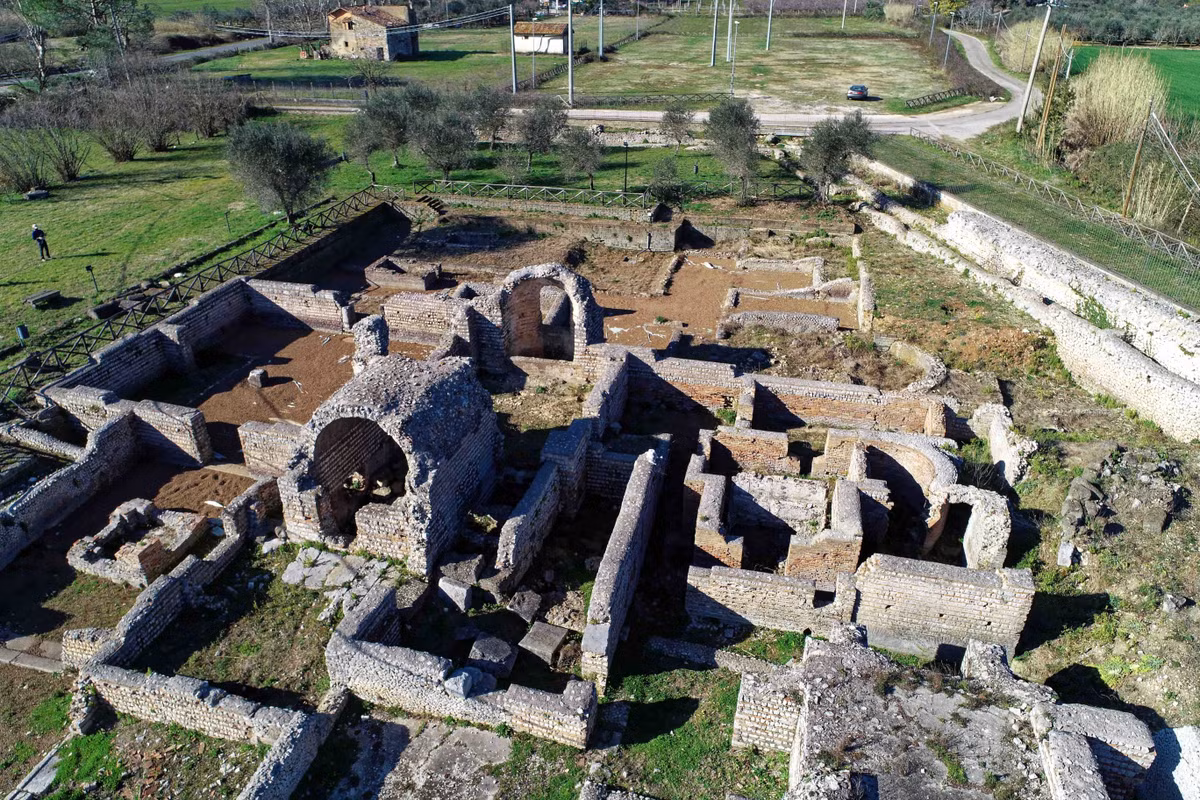 Trong suốt nhiều năm, các chuyên gia cố gắng giải mã bí mật về bê tông giúp các kiến trúc của người La Mã thách thức thời gian.