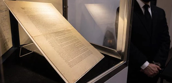 Bản sao Hiến pháp Mỹ trước đây thuộc về nhà sưu tập và nhà từ thiện Dorothy Tapper Goldman. Ban đầu, bản sao được người chồng quá cố của bà mua lại.