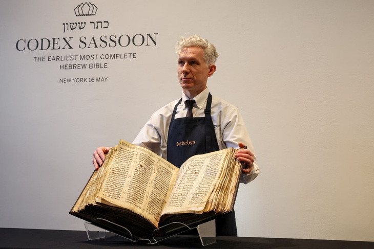 Ngày 16/5/2023, nhà đấu giá Sotheby’s thông báo cuốn Kinh thánh Do Thái "Codex Sassoon" đã được bán với giá 38,1 triệu USD trong phiên đấu giá tổ chức tại New York, Mỹ. Cuốn Codex Sassoon có niên đại đại từ cuối thế kỷ 9 đến đầu thế kỷ 10. Đây là cuốn Kinh thánh Do Thái hoàn chỉnh nhất vẫn còn tồn tại, được đặt theo tên của người chủ trước đó là David Solomon Sassoon (1880-1942) - người sở hữu bộ sưu tập tư nhân quan trọng nhất về các văn bản Do Thái cổ trên thế giới.