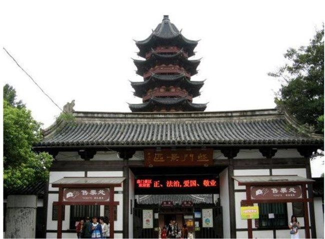 Tháp Thụy Quang khi ấy bị hư hại khá nhiều do chưa được tu bổ trước nhiều biến cố thăng trầm của lịch sử. Với tính tò mò, 3 nam sinh đã trèo lên tháp Thụy Quang. Khi đến tầng thứ ba của tòa tháp, họ phát hiện một cái lỗ lớn và tin rằng đó là tổ chim.