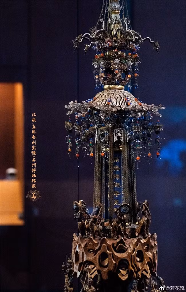 Tính từ dưới lên, bảo tháp đựng xá lợi gồm 3 phần: Tu Di tòa, phật điện và tháp sát. Trên bảo tháp là 17 bức tượng của các vị Phật được chạm khắc từ gỗ đàn hương hết sức tinh xảo.