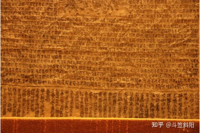 Sau khi đi vào thiên cung, 3 nam sinh tìm thấy một quan tài gỗ lớn màu đen được khảm vàng. Khi mở quan tài, họ nhận thấy bên trong có một hộp gỗ. Chiếc hộp này có chứa: 2 bảo tháp đựng xá lợi bằng đồng mạ vàng, 9 bức tượng Địa Tạng Vương Bồ Tát, Quán Thế Âm, Phật Tổ Như Lai và Bồ Tát, các bản kinh chép tay từ thời Ngũ đại thập quốc, bản khắc gỗ "Diệu pháp liên hoa kinh" từ thời Bắc Tống và một hộp đựng sơn mài.