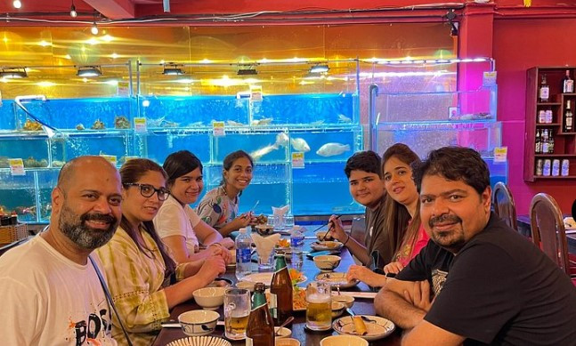 Các nhà hàng ở phố Bùi Viện thường chật kín khách vào buổi tối, đặc biệt là vào dịp cuối tuần.