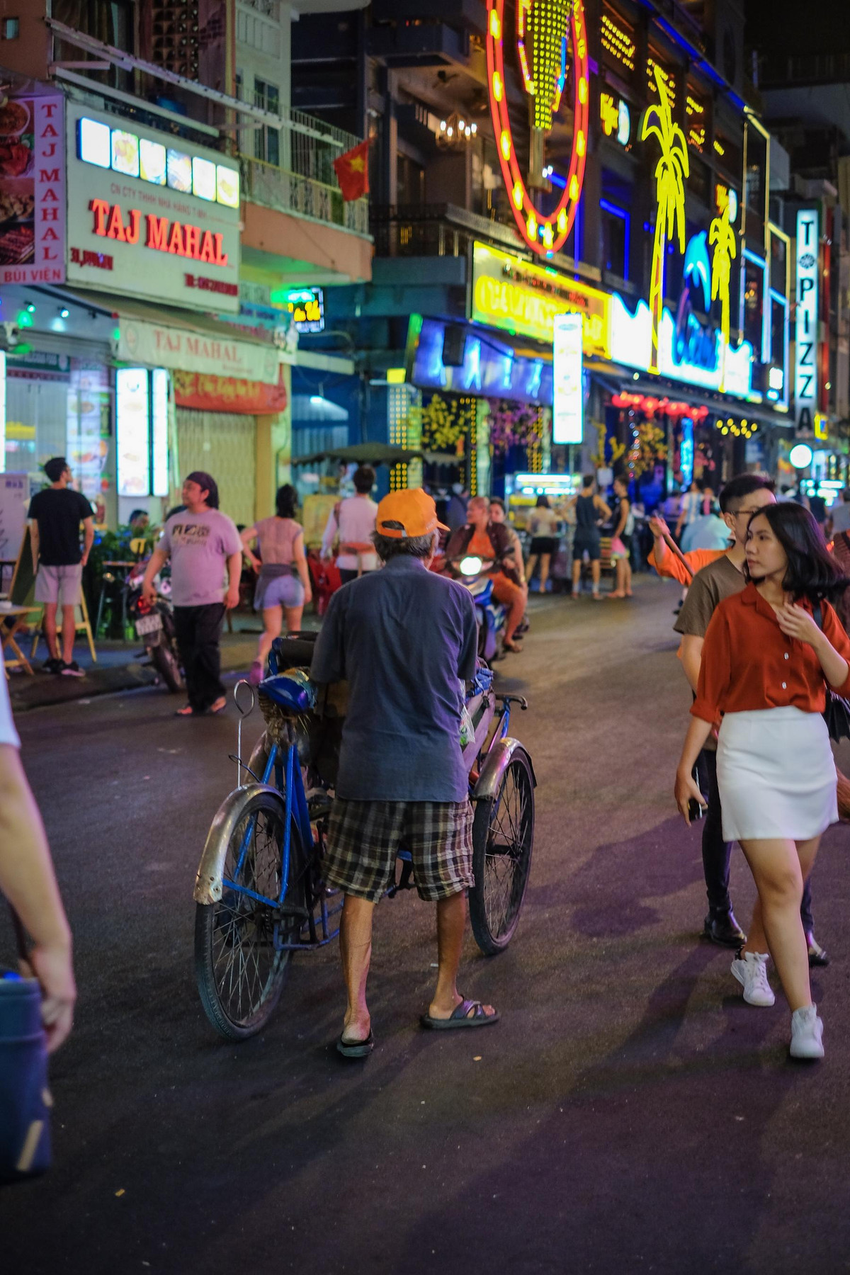 Phố Tây Bùi Viện có nhiều nhà hàng, quán ăn, tiệm cafe, quán bar... để phục vụ nhu cầu của mọi người. Ngoài ra, trên phố có nhiều loại hình biểu diễn đường phố như hát loa kéo, thổi lửa, ảo thuật... thu hút nhiều người xem.