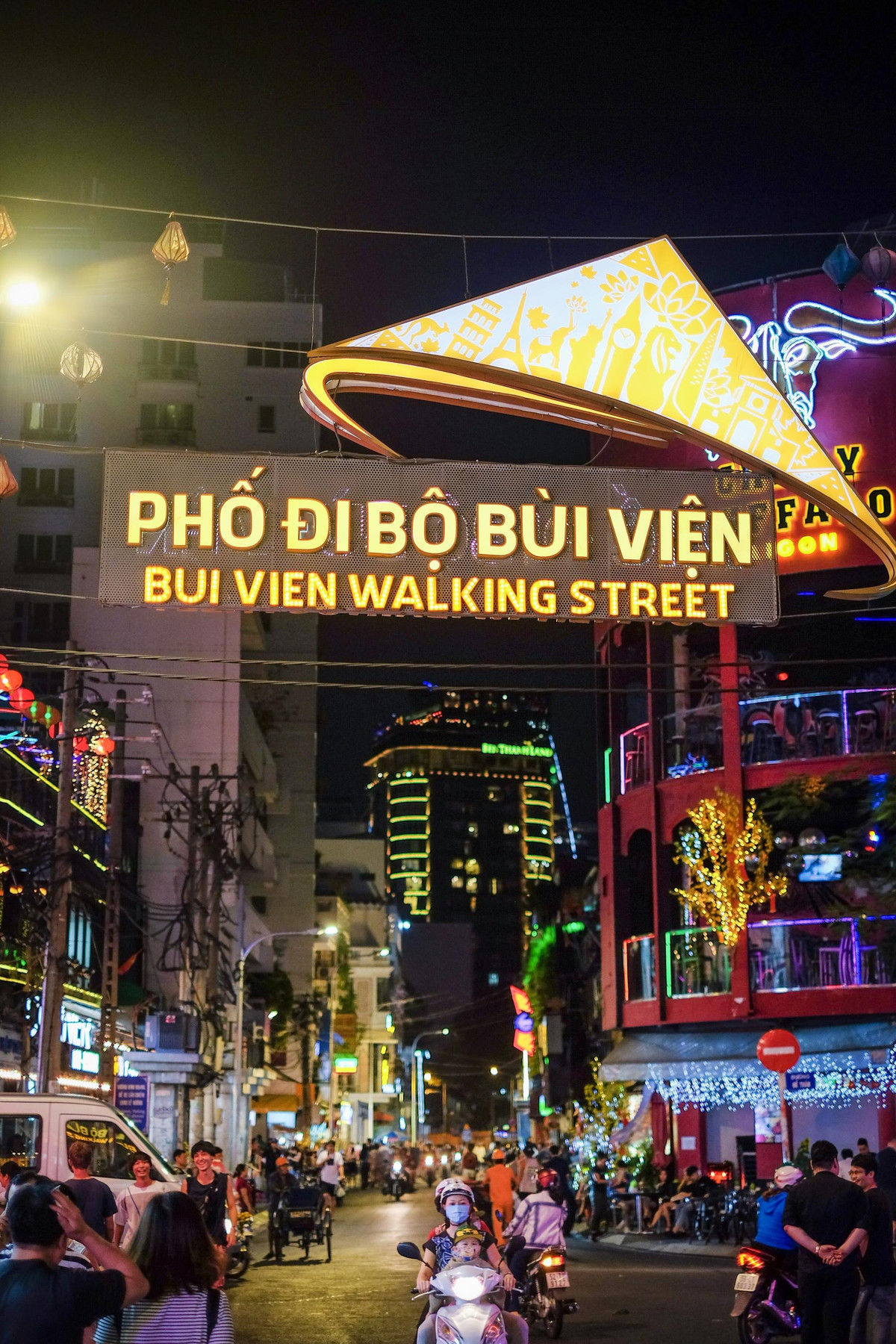 Không chỉ du khách, nhiều người nước ngoài sống và làm việc tại Việt Nam cũng tới phố đi bộ Bùi Viện để tham gia các hoạt động vui chơi, giải trí, ăn uống, gặp gỡ bạn bè...